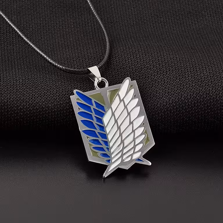 Pendentif Anime Attack on Titan – Médaillon avec chaîne argentée pour fans de manga et cosplay