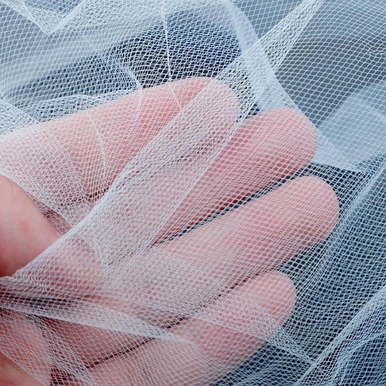 Λευκό πέπλο στερεωμένο σε χτένα, ιδανικό για χαλαρά ή κότσους