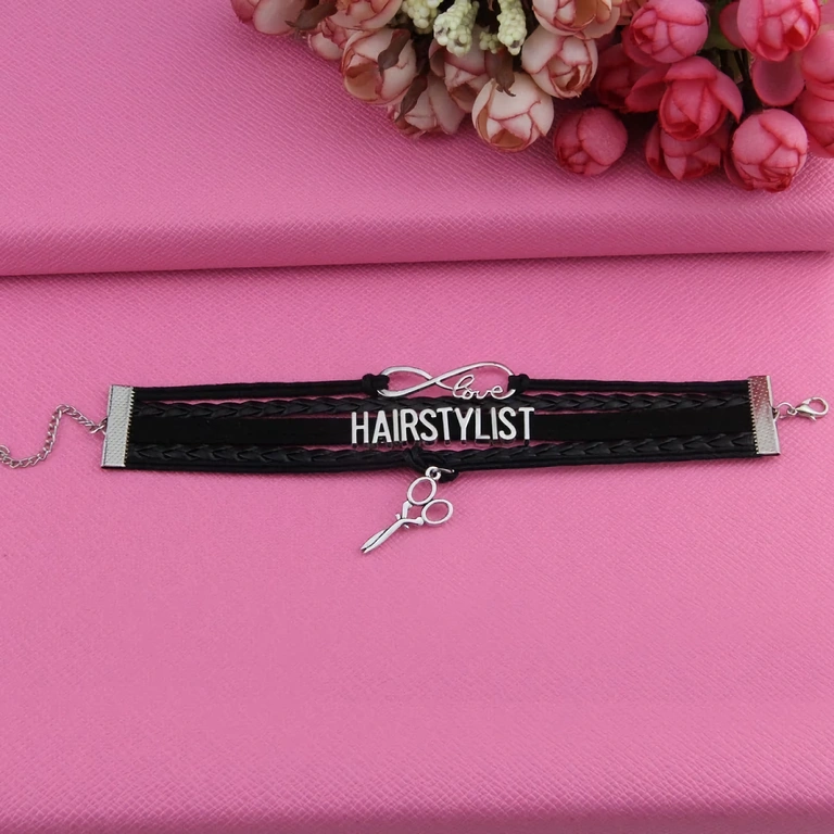 Μαύρο δερμάτινο βραχιόλι – στυλ barbershop Δερμάτινο βραχιόλι για αστικό ή επαγγελματικό outfit κουρείου