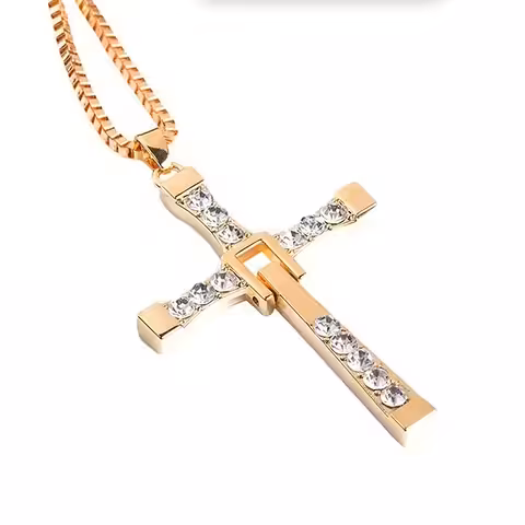 Pendentif croix dorée Fast and Furious – Médaillon Vin Diesel avec pierres SSS