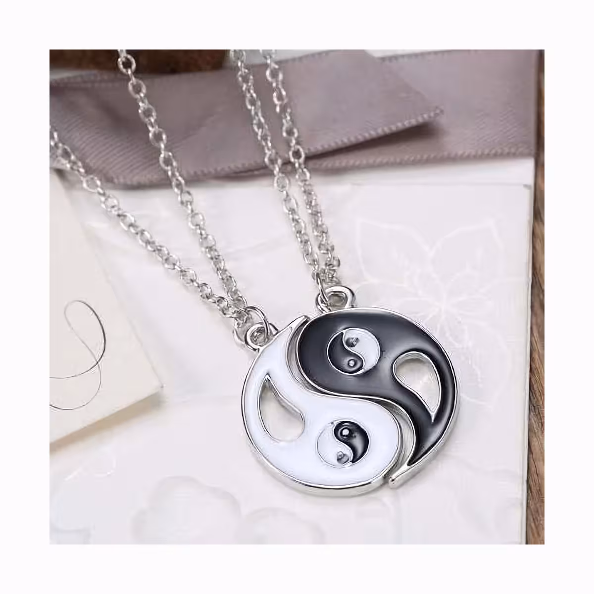 Μενταγιόν με βαθιά σημασία – έλξη των αντιθέτων