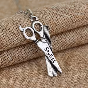 Chaîne médaillon coiffeur / stylist barber – Accessoire fashion avec ciseaux et peigne pour salon