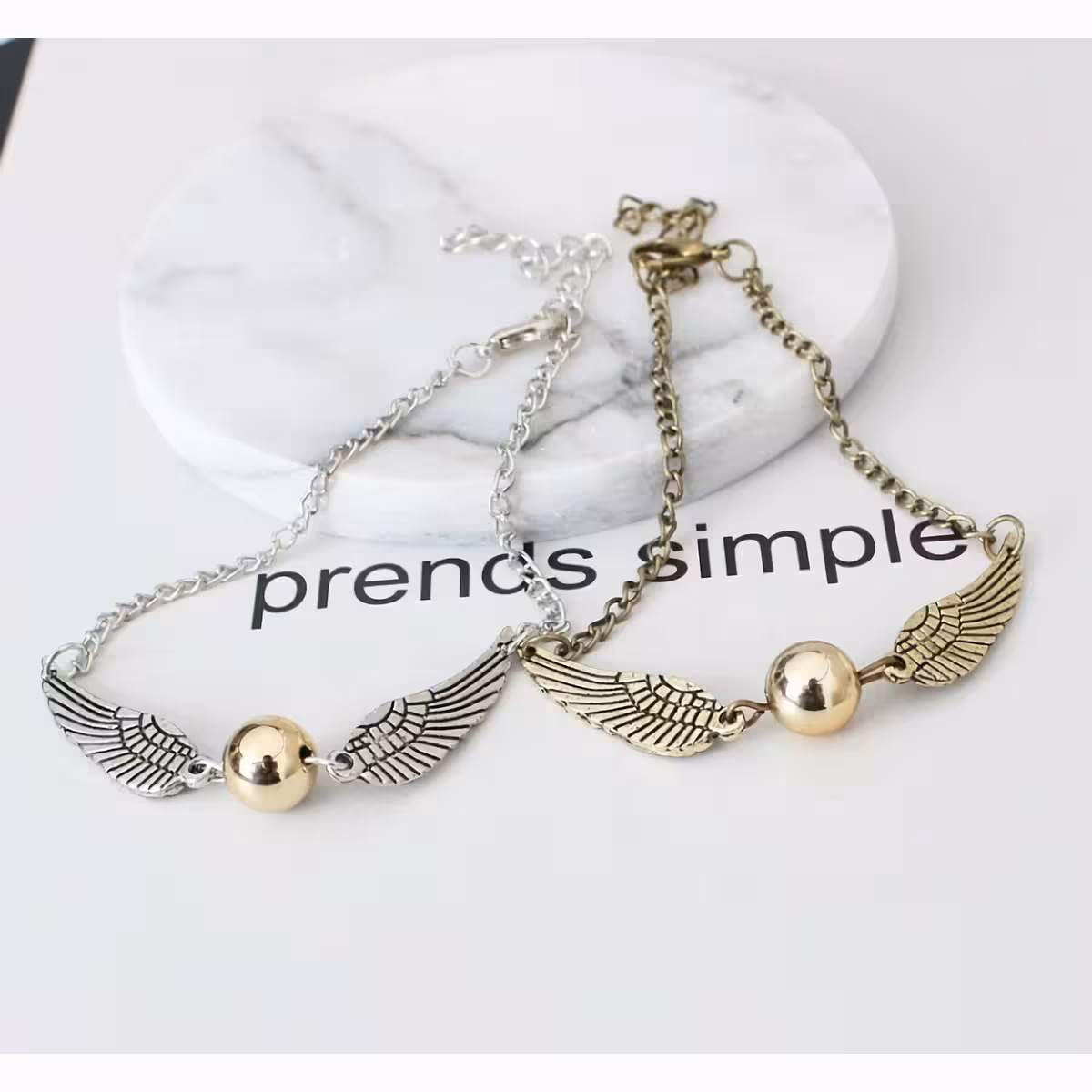 Κομψό χρυσό βραχιόλι με Snitch, ιδανικό για φαν της σειράς