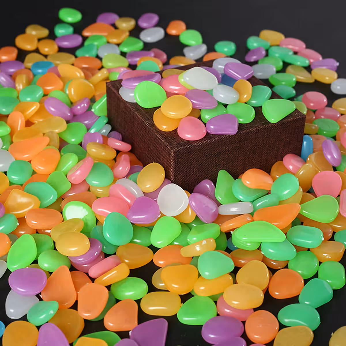 Πέτρες που φωτίζουν τα μονοπάτια στον κήπο