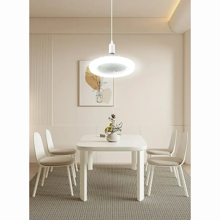 Μοντέρνος ανεμιστήρας οροφής, εγκατεστημένος σε σαλόνι