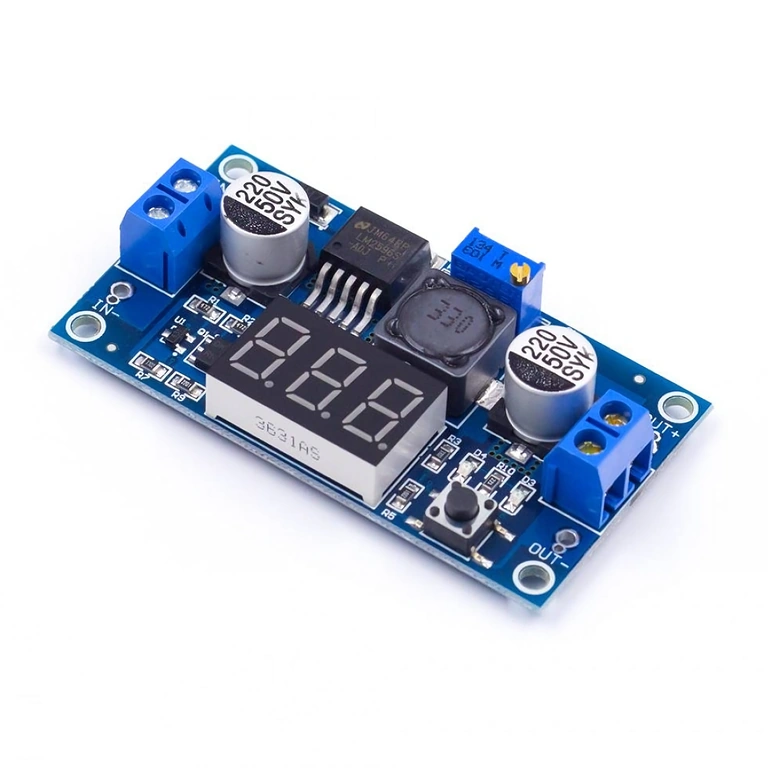 Κοντινή εικόνα μονάδας step-down LM2596 με οθόνη και ρύθμιση τάσης