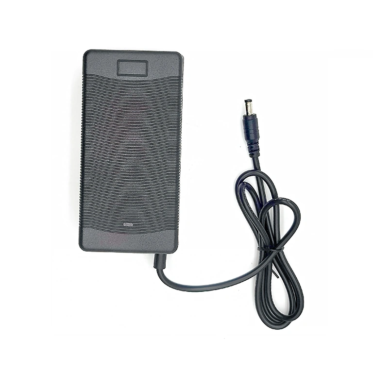 Φορτιστής Li-Ion 21V 2A με καλώδιο 250 cm Φορτιστής Li-Ion 21V 2A με μακρύ καλώδιο 250 cm – κατάλληλος για μπαταρίες 18V Li-Ion και φορητές συσκευές