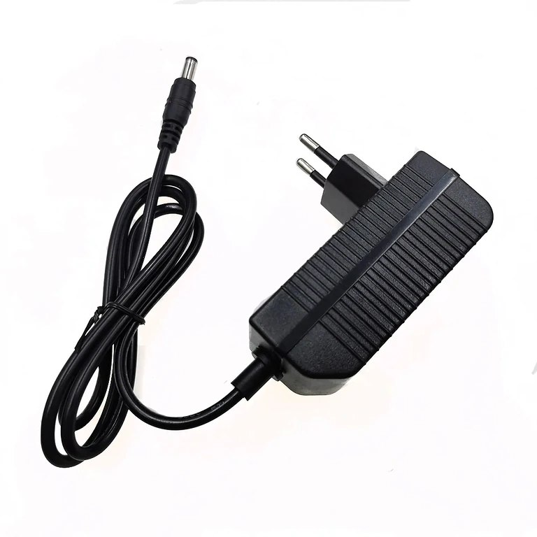 Φορτιστής Li-Ion 16.8V – μεταβλητή γωνία Φορτιστής 16,8V Li-Ion 2A – φωτογραφία από διαφορετική γωνία, δείχνει συμπαγή και φορητό σχεδιασμό για μπαταρίες 14,4V