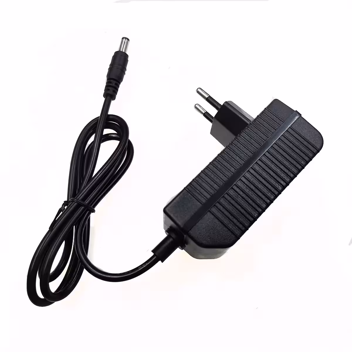 Φορτιστής 16,8V Li-Ion 2A – φωτογραφία από διαφορετική γωνία, δείχνει συμπαγή και φορητό σχεδιασμό για μπαταρίες 14,4V