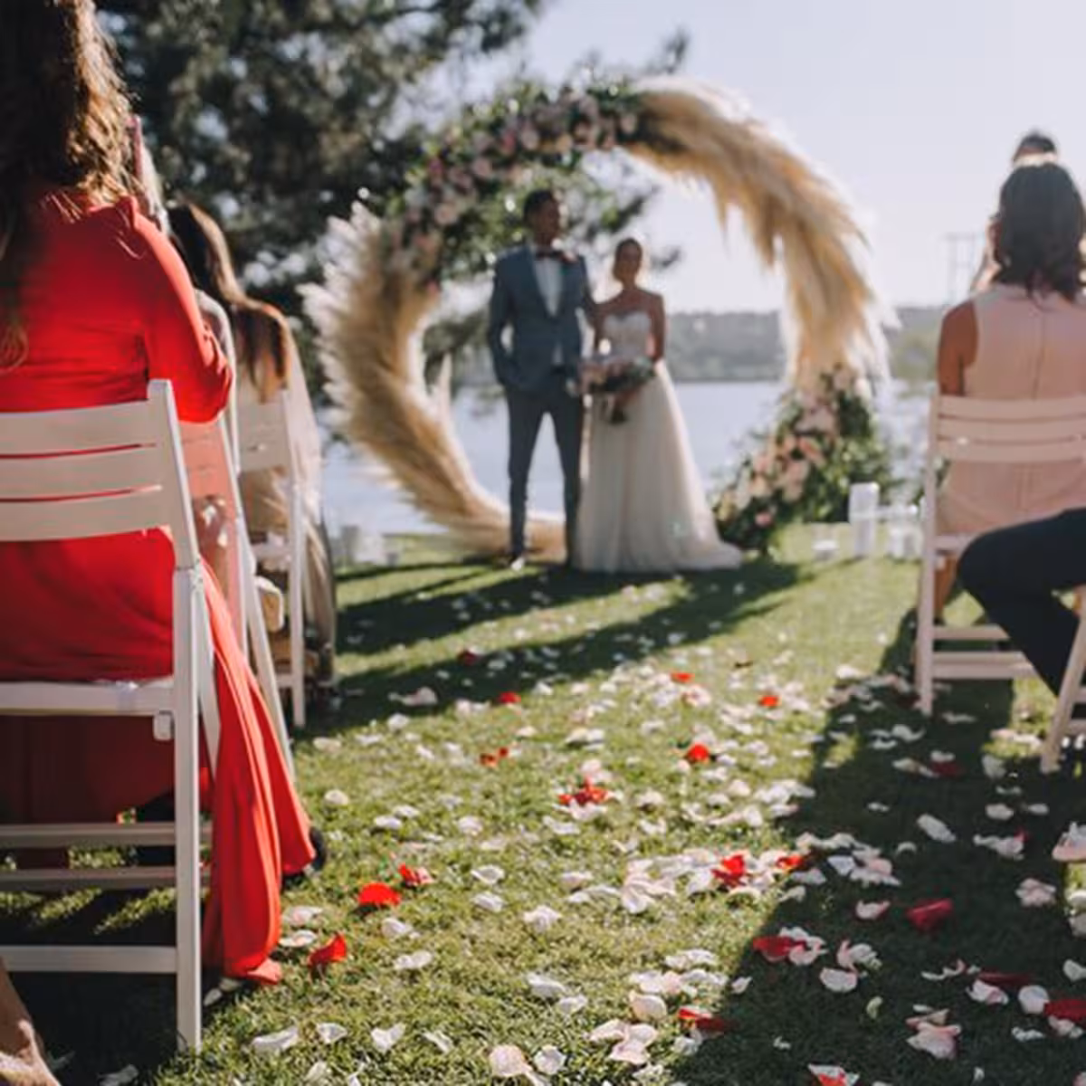 Τεχνητά λευκά πέταλα για ρομαντική διακόσμηση την Ημέρα των Ερωτευμένων