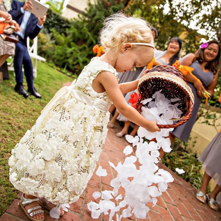 Διακόσμηση γάμου με λευκά πέταλα Τεχνητά λευκά πέταλα για διακόσμηση διαδρόμου γάμου