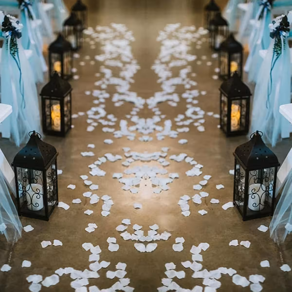 Τεχνητά λευκά πέταλα διακοσμημένα σε πάτωμα ή τραπέζι