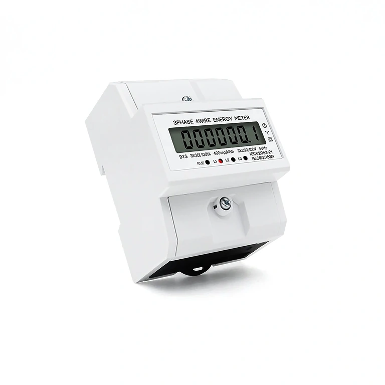 Vue latérale du compteur digital triphasé monté dans le panneau