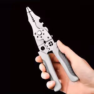 Vue de face de la pince multifonction pour électricien pour câbles électriques