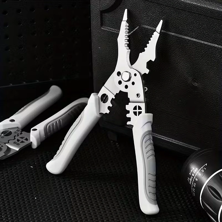 Trous calibrés pour le dénudage précis des fils de différentes épaisseurs