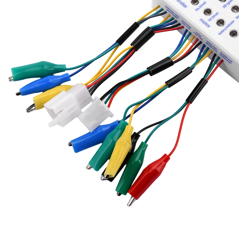 Fils de phase du moteur connectés au testeur universel