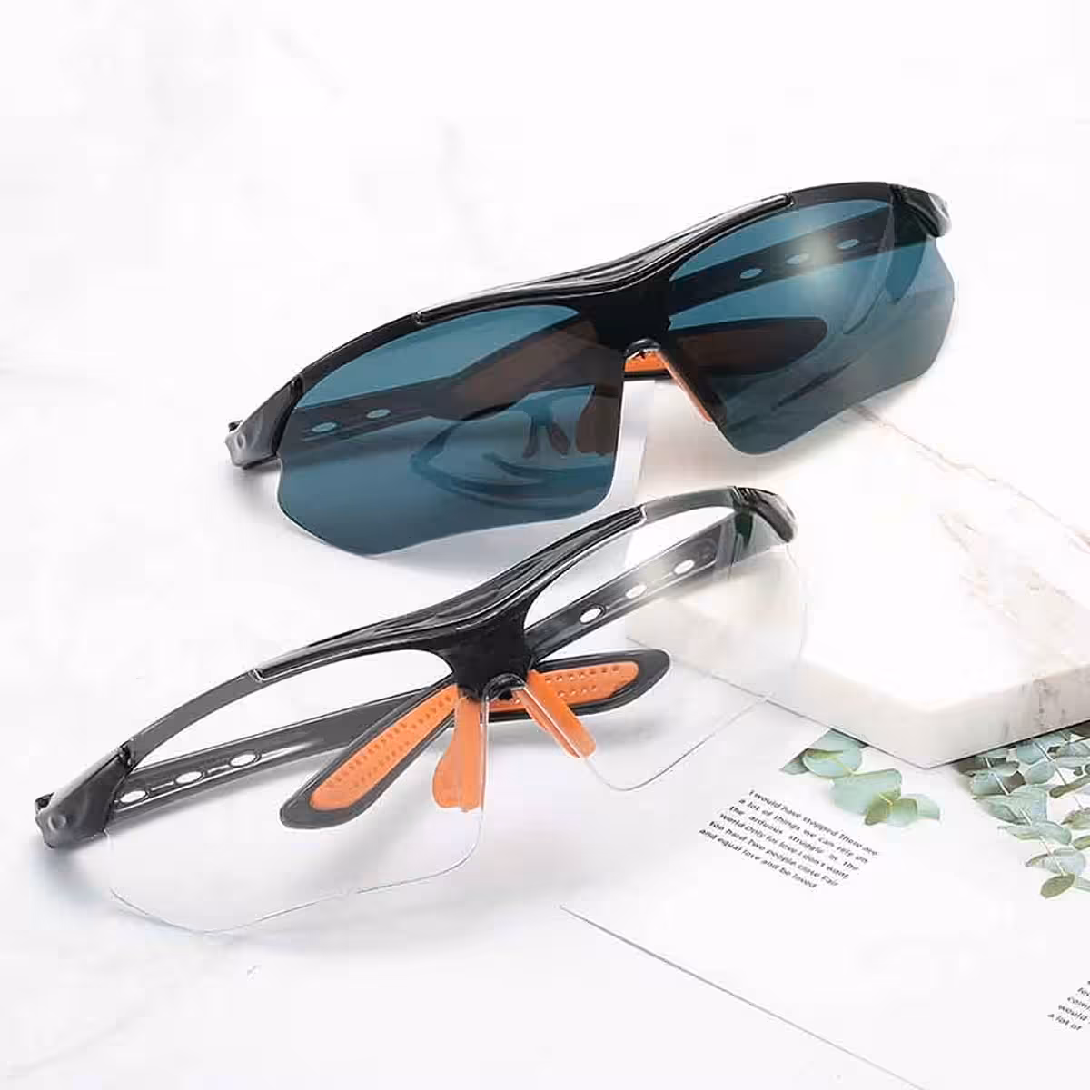 Vue de dessus d'un ensemble de deux lunettes transparentes et fumées